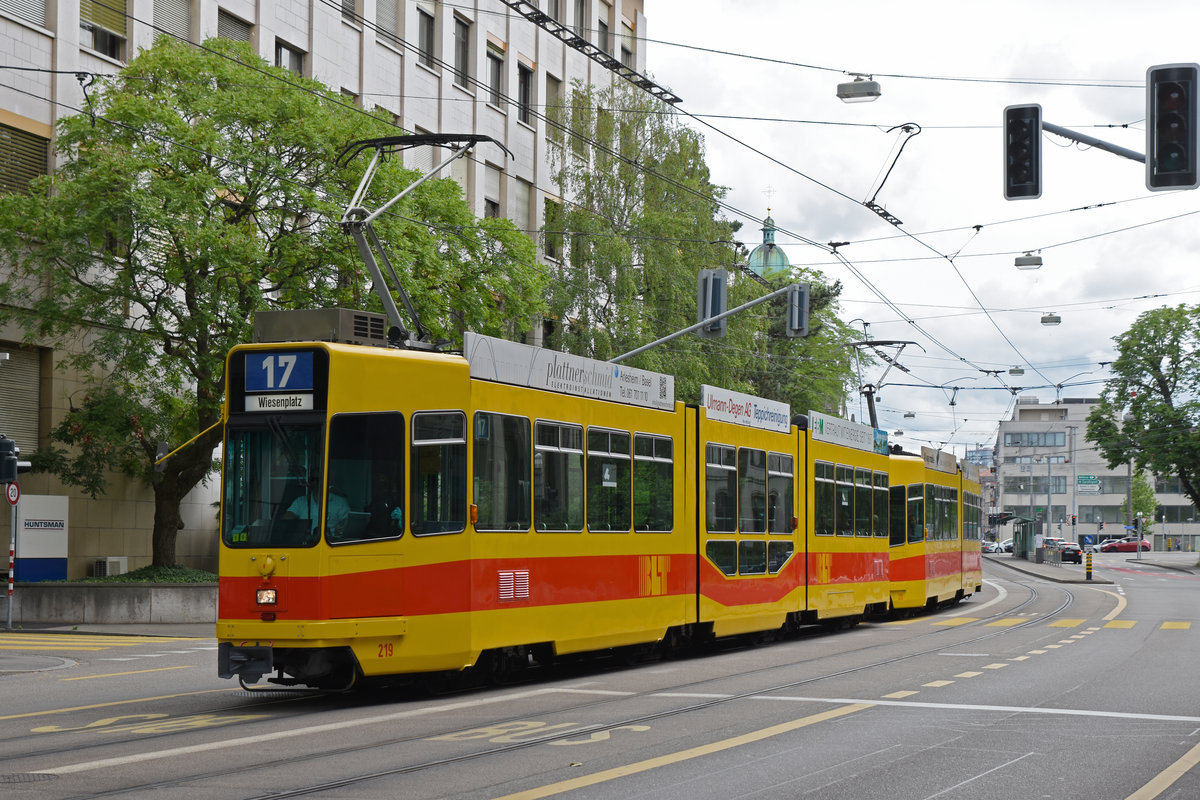 Doppeltraktion, mit dem Be 4/8 219 und dem Be 4/6 213, auf der Linie 17, fährt zur Haltestelle CIBA. Die Aufnahme stammt vom 15.06.2019.