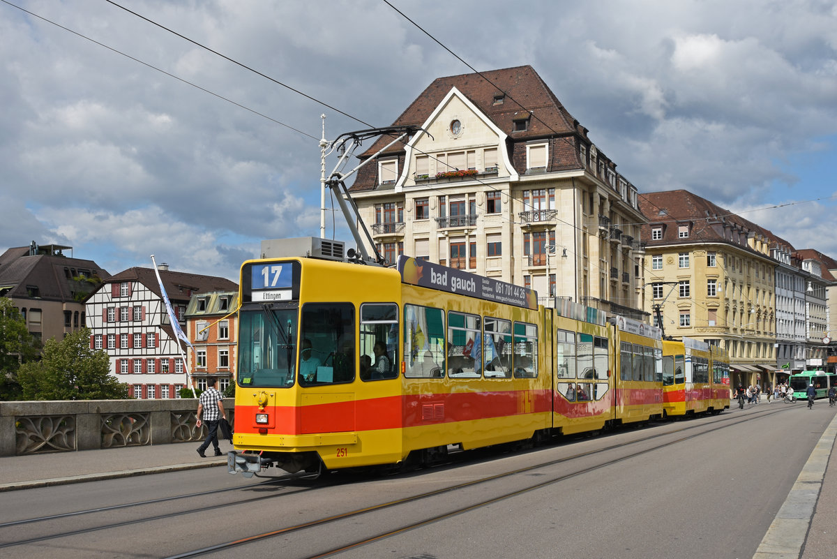 Doppeltraktion, mit dem Be 4/8 251 und dem Be 4/6 226, auf der Linie 17, überquert die Mittlere Rheinbrücke. Die Aufnahme stammt vom 21.08.2019.