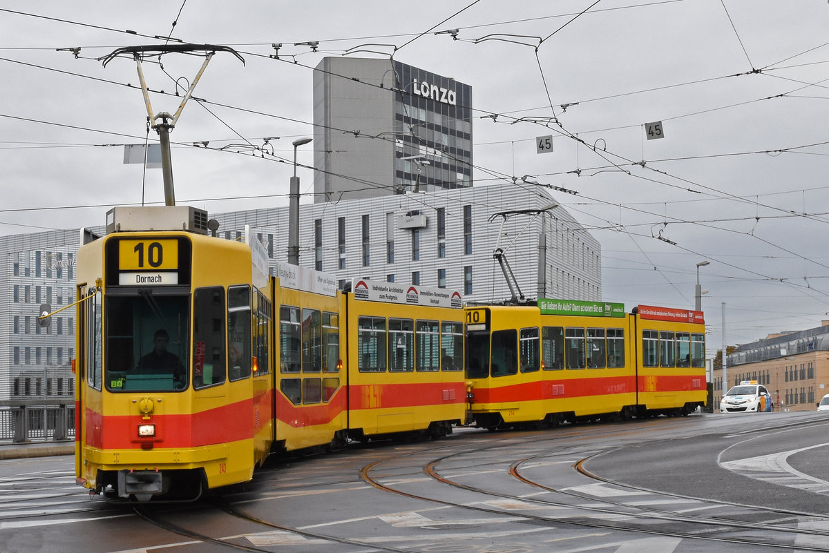 Doppeltraktion, mit dem Be 4/8 243 und dem Be 4/6 214, auf der Linie 10, fährt bei der Haltestelle Münchensteinerstrasse ein. Die Aufnahme stammt vom 07.10.2019.