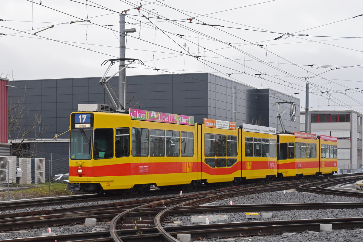 Doppeltraktion, mit dem Be 4/8 207 und dem Be 4/6 227, auf der Linie 17, fährt zur Haltestelle Hüslimatt. Die Aufnahme stammt vom 28.12.2019.