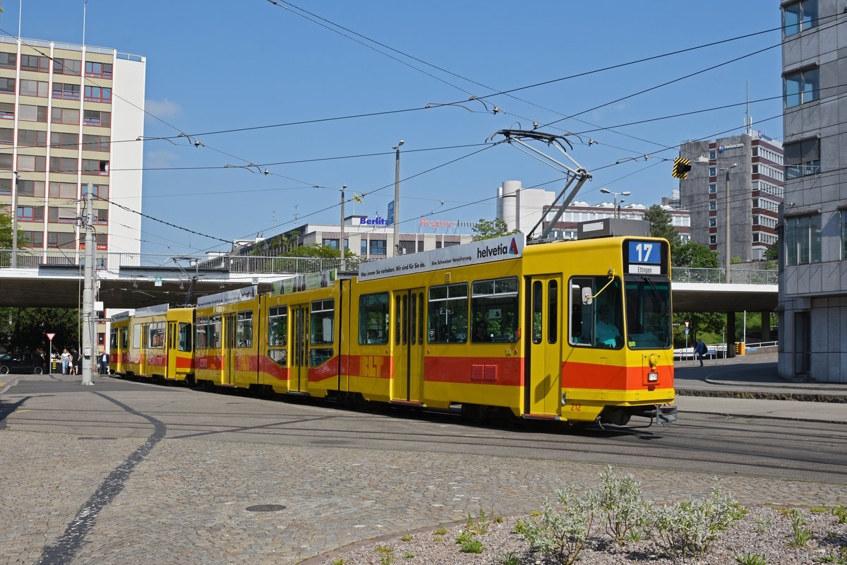 Doppeltraktion, mit dem Be 4/8 212 und dem Be 4/6 224, auf der Linie 17, fährt zur Haltestelle ZOO Basel. Die Aufnahme stammt vom 17.05.2020.