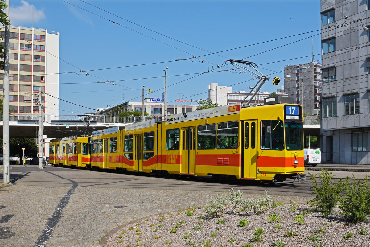 Doppeltraktion, mit dem Be 4/8 235 und dem Be 4/6 263, auf der Linie 17, fährt zur Haltestelle ZOO Basel. Die Aufnahme stammt vom 17.05.2020.