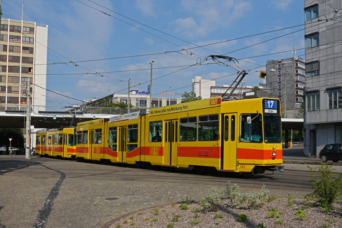 Doppeltraktion, mit dem Be 4/8 242 und dem Be 4/6 201, auf der Linie 17, fährt zur Haltestelle ZOO Basel. Die Aufnahme stammt vom 16.05.2020.