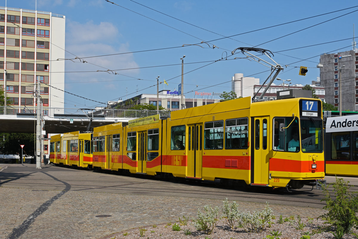 Doppeltraktion, mit dem Be 4/8 220 und dem Be 4/6 260, auf der Linie 17, fährt zur Haltestelle ZOO Basel. Die Aufnahme stammt vom 16.05.2020.