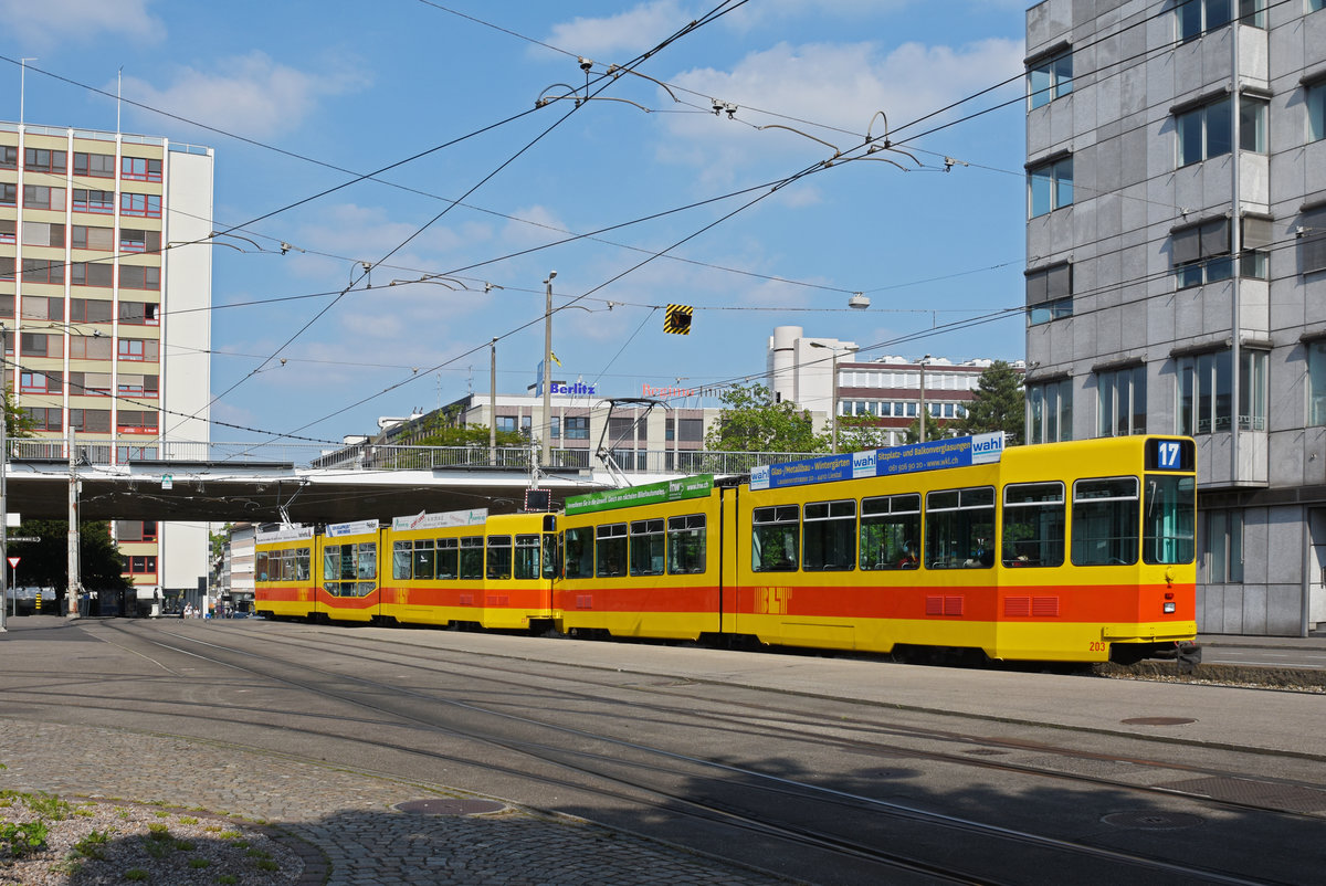 Doppeltraktion mit dem Be 4/8 237 und dem Be 4/6 203, auf der Linie 17, fährt zur Haltestelle Heuwaage. Die Aufnahme stammt vom 16.05.2020.