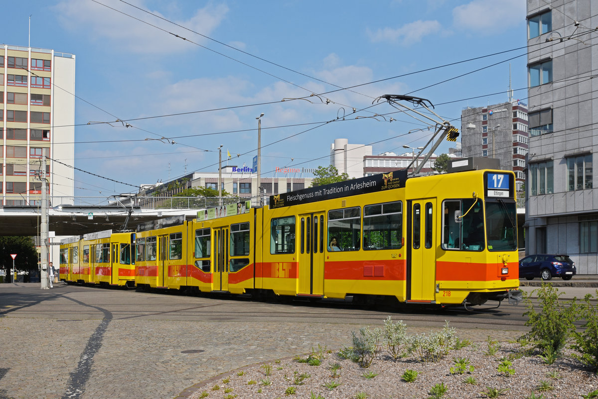 Doppeltraktion mit dem Be 4/8 218 und dem Be 4/6 257, auf der Linie 17, fährt zur Haltestelle ZOO Basel. Die Aufnahme stammt vom 16.05.2020.
