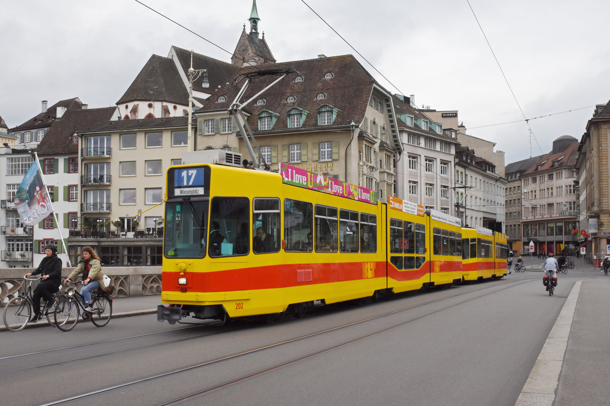 Doppeltraktion, mit dem Be 4/8 202 und dem Be 4/6 226, auf der Linie 17, überquert die Mittlere Rheinbrücke. Die Aufnahme stammt vom 09.06.2020.