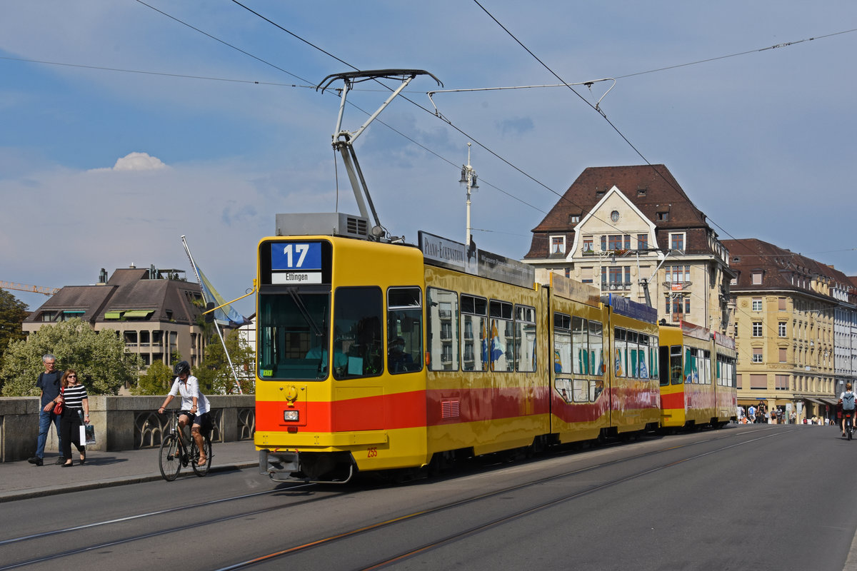 Doppeltraktion, mit dem Be 4/8 255 und dem Be 4/6 208, auf der Linie 17, überquert die Mittlere Rheinbrücke. Die Aufnahme stammt vom 16.09.2020.