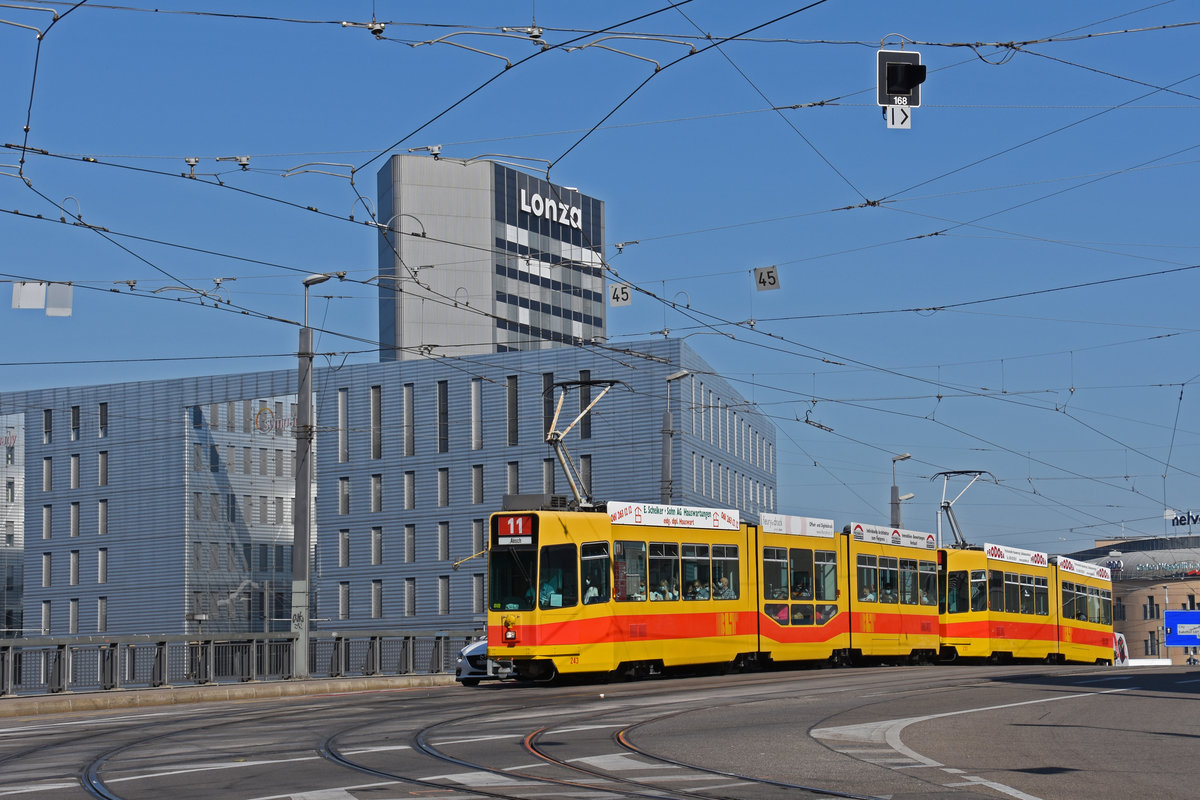 Doppeltraktion, mit dem Be 4/8 234 und dem Be 4/6 233, auf der Linie 11, überquert die Münchensteinerbrücke. Die Aufnahme stammt vom 15.09.2020.