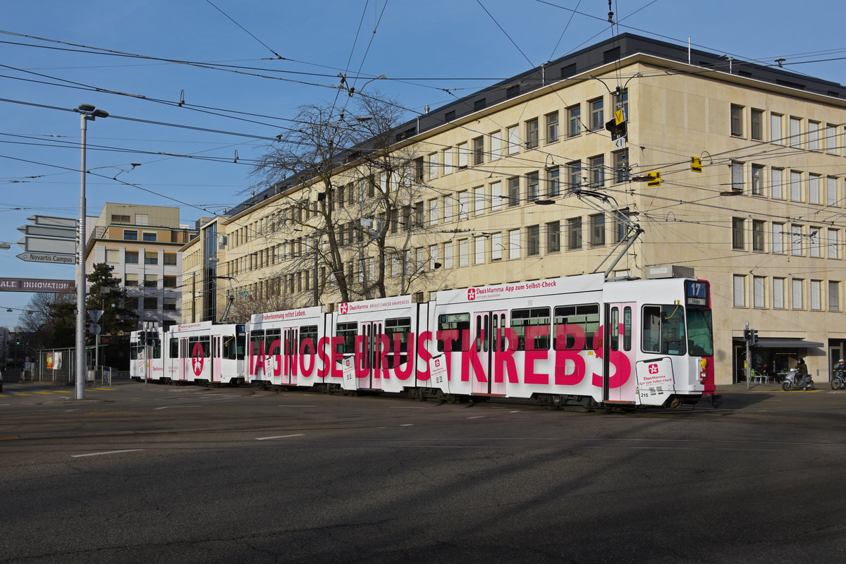 Doppeltraktion, mit dem Be 4/8 215 und dem Be 4/6 258 mit der Werbung für die Früherkennung von Brustkrebs, auf der Linie 17, verlässt die Haltestelle Dreirosenbrücke. Die Aufnahme stammt vom 19.02.2021.