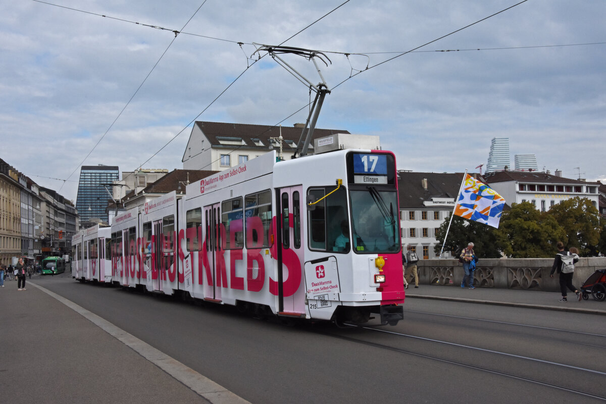 Doppeltraktion, mit dem Be 4/8 215 und dem Be 4/6 258 mit der Werbung zur Früherkennung von Brustkrebs, auf der Linie 17, überquert die Mittlere Rheinbrücke. Die Aufnahme stammt vom 31.08.2021.