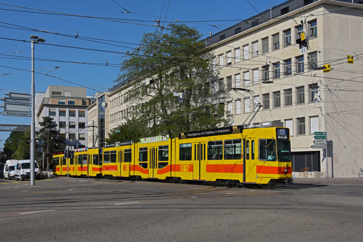 Doppeltraktion, mit dem Be 4/8 218 und dem Be 4/6 263, auf der Linie 17, verlässt die Haltestelle Dreirosenbrücke. Die Aufnahme stammt vom 03.09.2021.