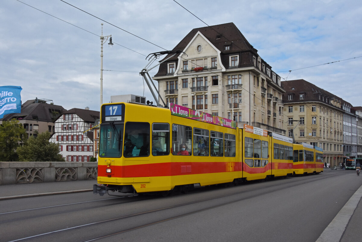 Doppeltraktion, mit dem Be 4/8 202 und dem Be 4/6 224, auf der Linie 17, überquert die Mittlere Rheinbrücke. Die Aufnahme stammt vom 31.08.2021.