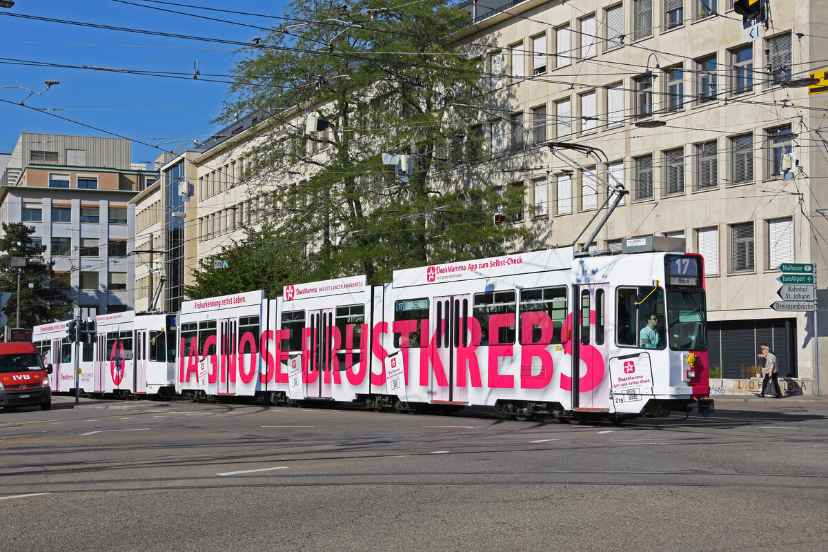 Doppeltraktion, mit dem Be 4/8 215 und dem Be 4/6 258 mit der Werbung zur Vorbeugung von Brustkrebs, auf der Linie 17, verlässt die Haltestelle Dreirosenbrücke. Die Aufnahme stammt vom 03.09.2021.