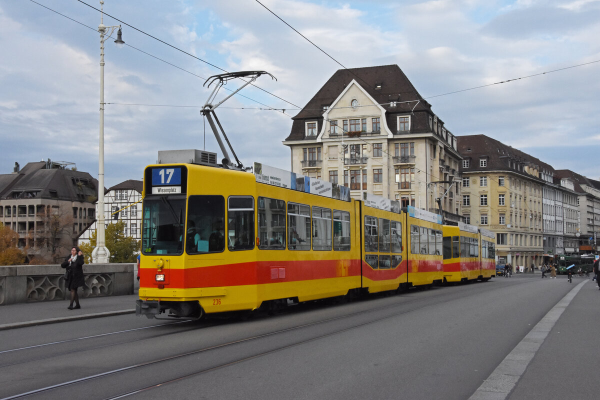 Doppeltraktion, mit dem Be 4/8 236 und dem Be 4/6 230, auf der Linie 17, überquert die Mittlere Rheinbrücke. Die Aufnahme stammt vom 20.10.2021.