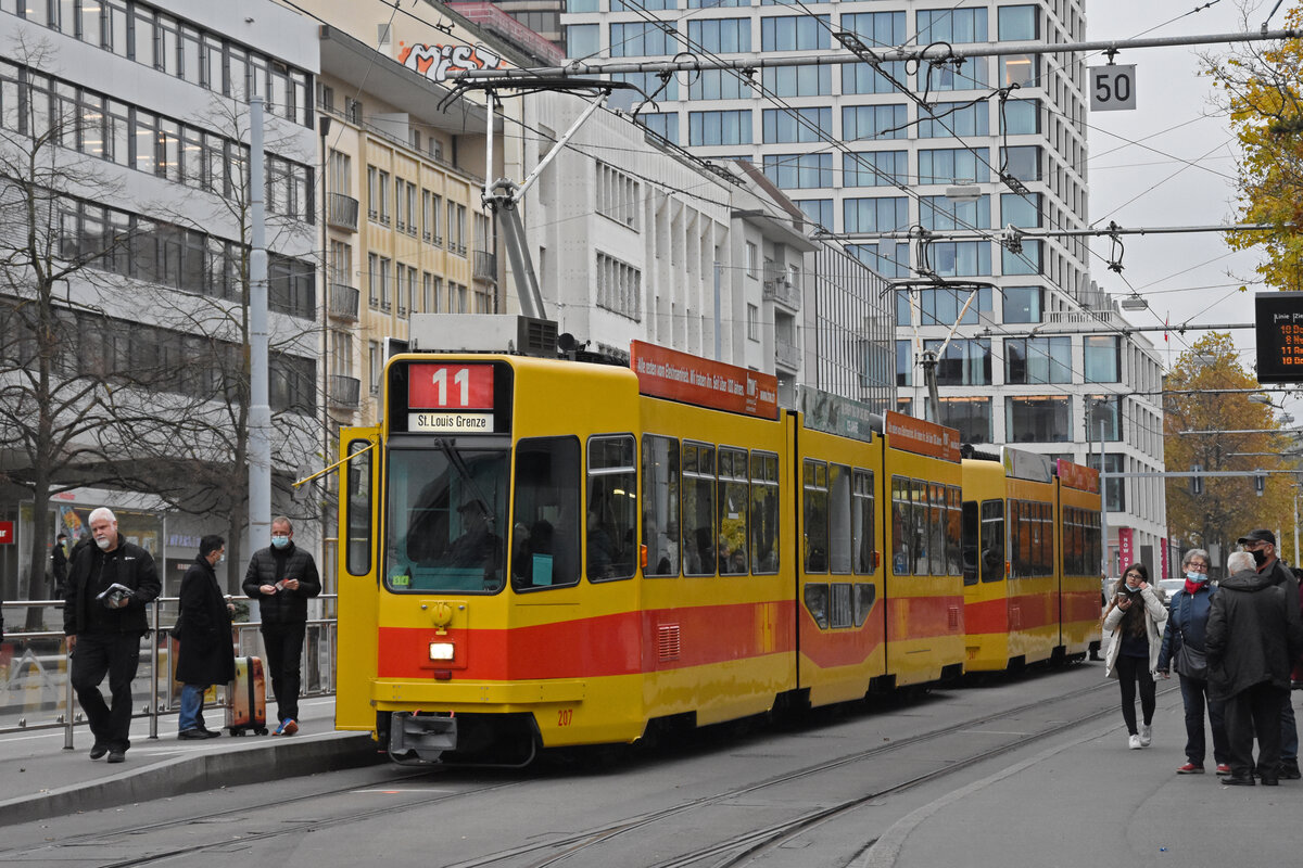 Doppeltraktion, mit dem Be 4/8 207 und dem Be 4/6 247, auf der Linie 11, wartet an der Haltestelle Aeschenplatz. Die Aufnahme stammt vom 16.11.2021.