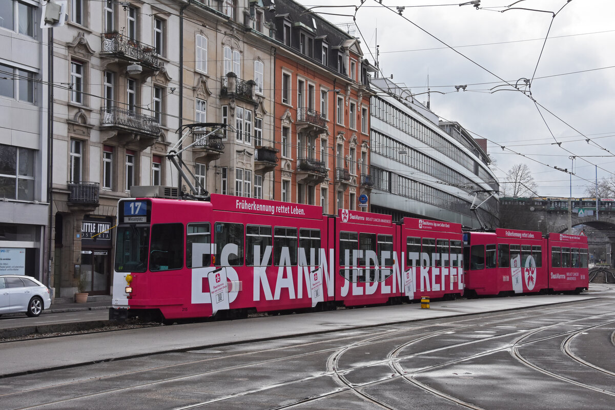 Doppeltraktion, mit dem Be 4/8 215 und dem Be 4/6 258 mit der Werbung für die Brustkrebs Früherkennung, auf der Linie 17, fährt am 04.02.2023 zur Haltestelle Heuwaage.