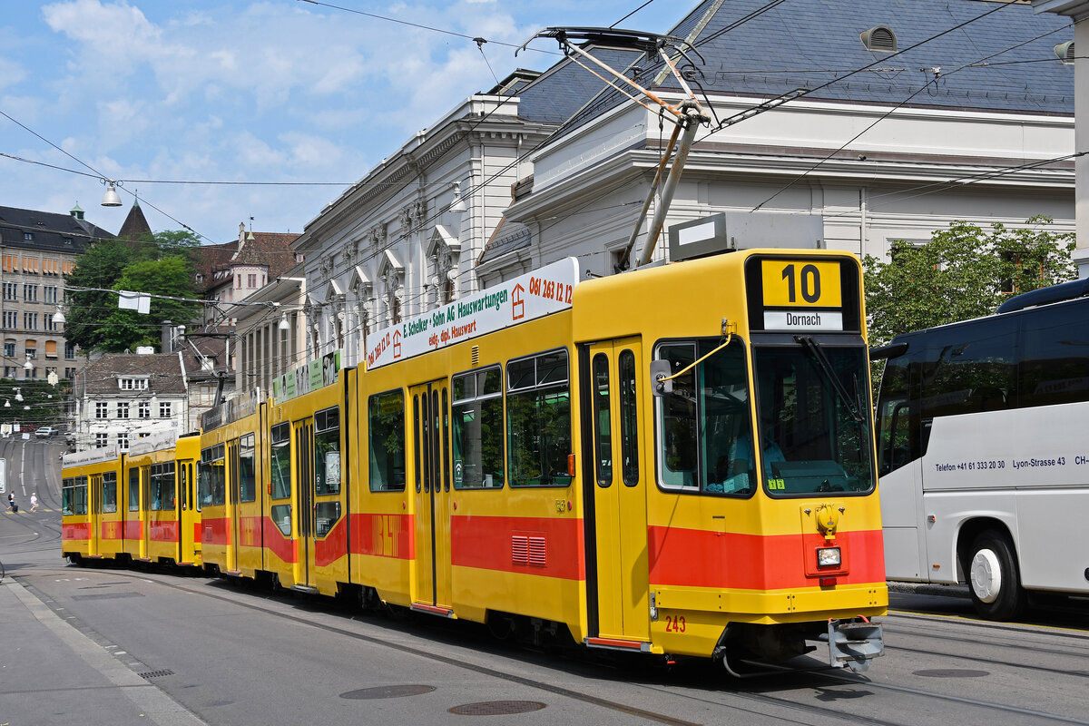 Doppeltraktion, mit dem Be 4/8 243 und dem Be 4/6 229, auf der Linie 10, fährt am 10.07.2023 den Steinenberg hoch zur Haltestelle Bankverein.