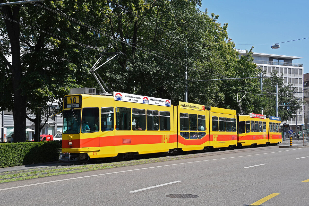 Doppeltraktion, mit dem Be 4/8 234 und dem Be 4/6 241, auf der Linie 10, fährt am 11.07.2023 zur Haltestelle am Bahnhof SBB.