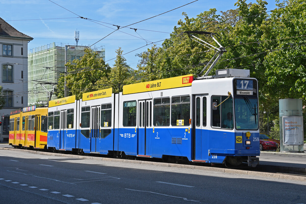 Doppeltraktion, mit dem Be 4/8 259 im BTB Look und dem Be 4/6 263, auf der Linie 17, fährt am 02.09.2023 zur Haltestelle Heuwaage.