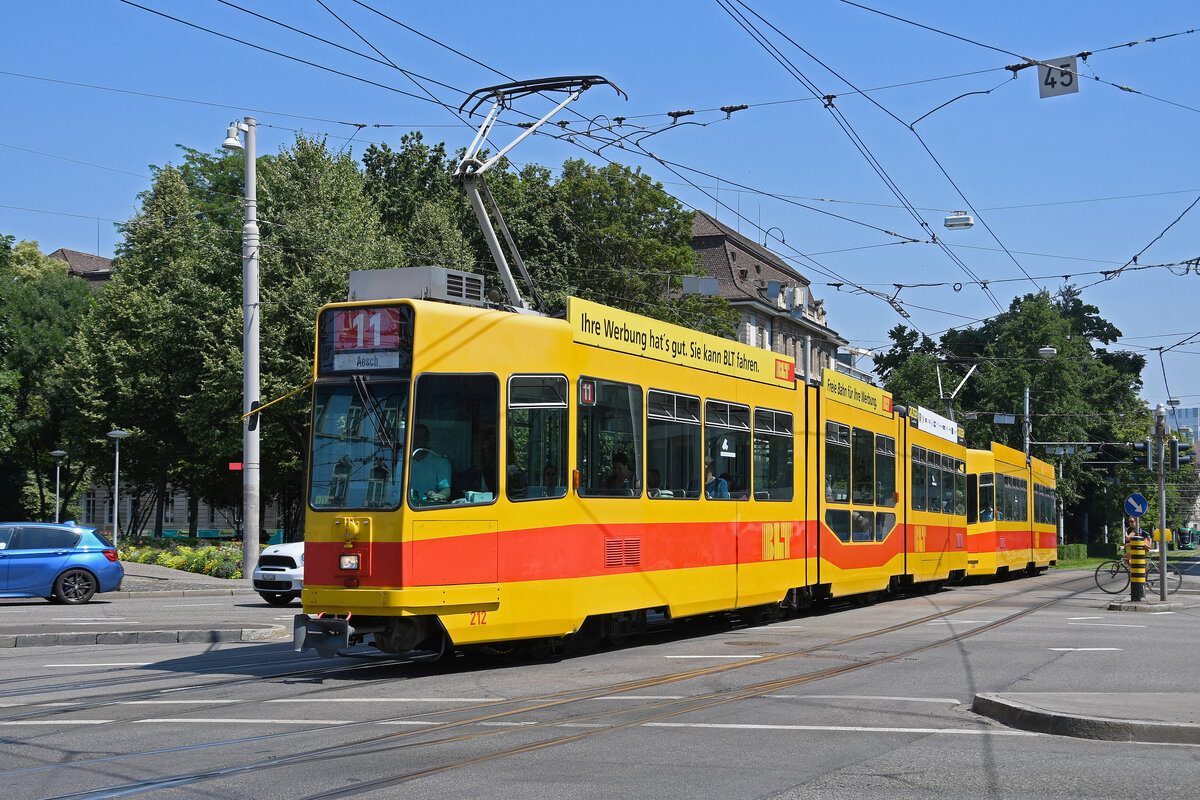 Doppeltraktion, mit dem Be 4/8 212 und dem Be 4/6 260, auf der Linie 11, fährt am 17.08.2023 zur Haltestelle am Bahnhof SBB.