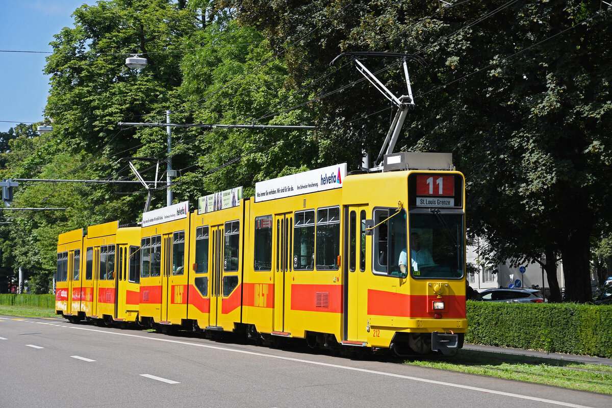 Doppeltraktion, mit dem Be 4/8 212 und dem Be 4/6 260, auf der Linie 11, fährt am 11.07.2023 zur Haltestelle am Aeschenplatz.