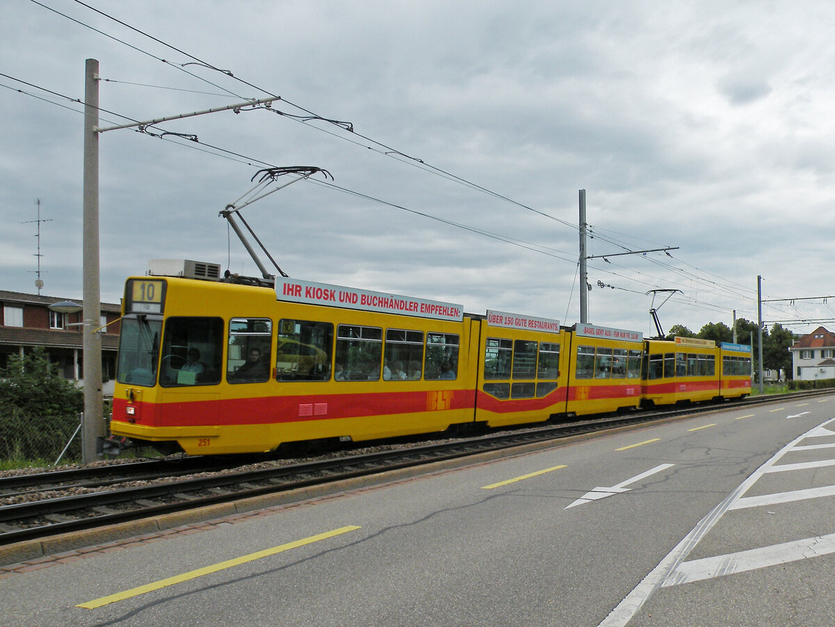 Doppeltraktion, mit dem Be 4/8 251 und dem Be 4/6 264, auf der Linie 10, fährt am 06.08.2011 zur Haltestelle Münchensteinerstrasse.