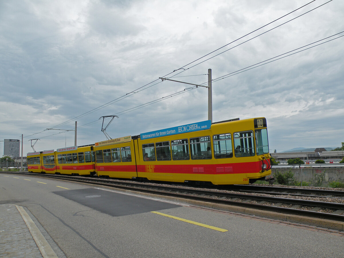 Doppeltraktion, mit dem Be 4/8 218 und dem Be 4/6 224, auf der Linie 11, fährt am 06.08.2011 zur Haltestelle Münchensteinerstrasse.