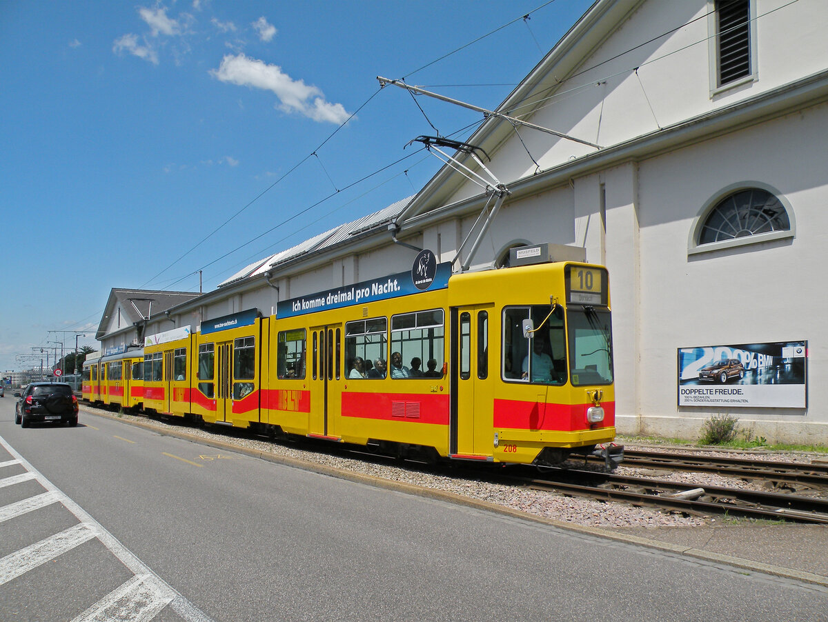 Doppeltraktion, mit dem Be 4/8 208 und dem Be 4/6 104, auf der Linie 10, fährt am 02.07.2011 zur Haltestelle Dreispitz.
