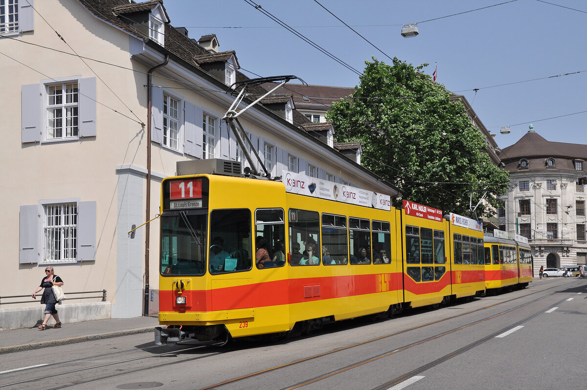 Doppeltraktion, mit dem Be 4/8 239 und dem Be 4/6 106, auf der Linie 11, fährt am 29.06.2012 den Steinenberg hinunter zur Haltestelle Barfüsserplatz.