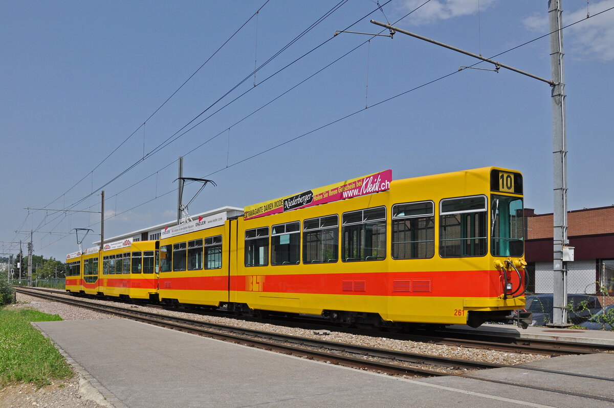 Doppeltraktion, mit dem Be 4/8 233 und dem Be 4/6 261, auf der Linie 10, verlässt am 29.06.2012 die Haltestelle Hüslimatt.