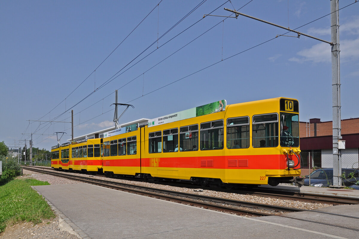 Doppeltraktion, mit dem Be 4/8 235 und dem Be 4/6 227, auf der Linie 10, verlässt am 29.06.2012 die Haltestelle Hüslimatt.