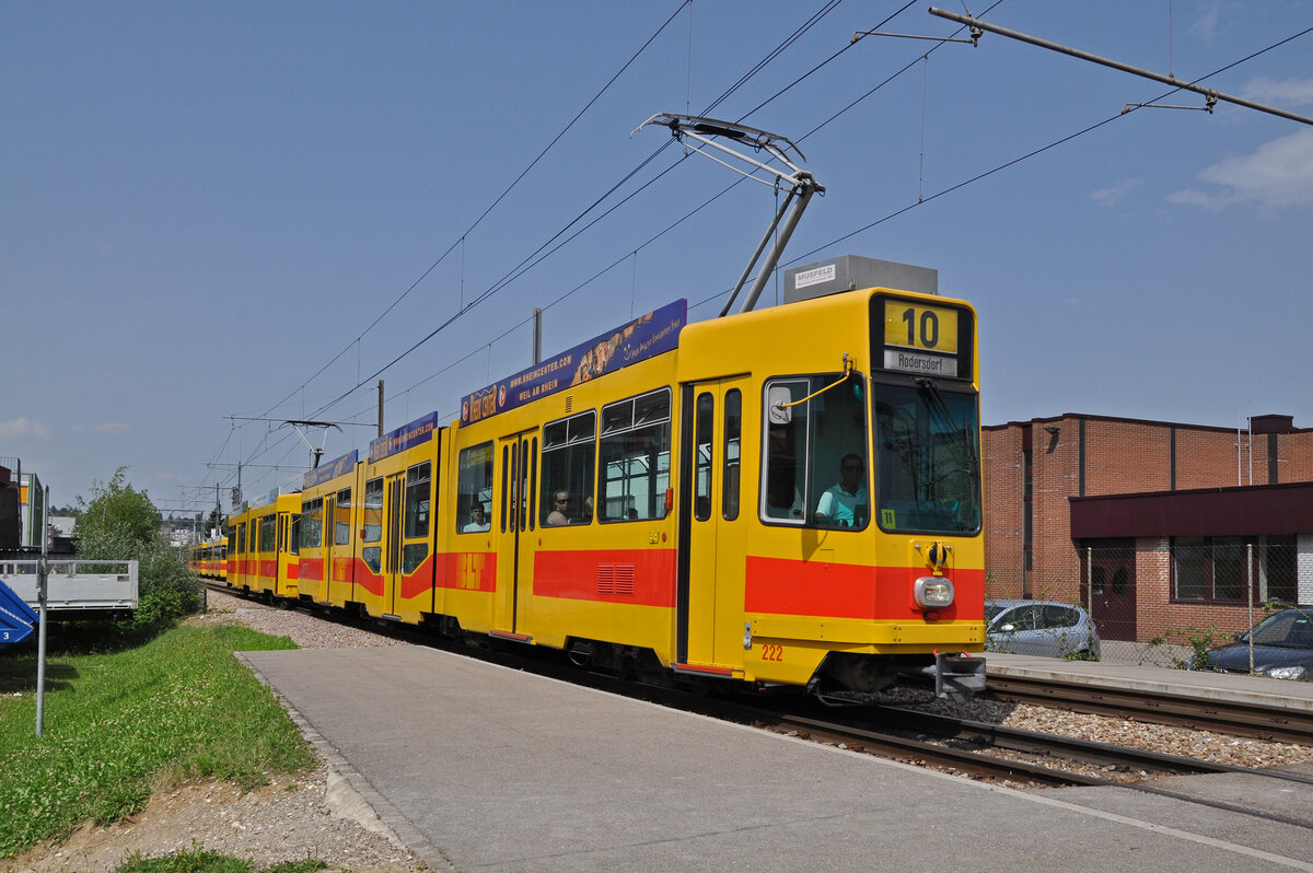Doppeltraktion, mit dem Be 4/8 222 und dem Be 4/6 225, auf der Linie 10, fährt am 29.06.2012 bei der Haltestelle Hüslimatt ein.