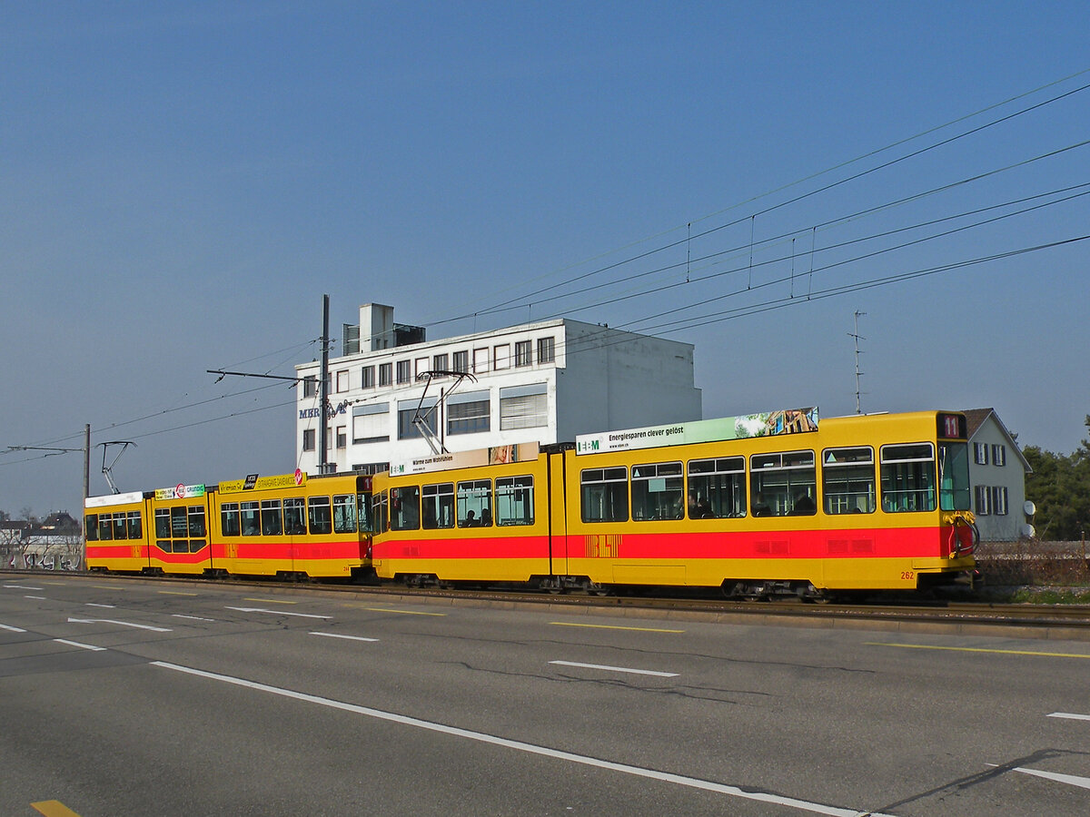 Doppeltraktion, mit dem Be 4/8 244 und dem Be 4/6 262, auf der Linie 11, fährt am 04.03.2012 zur Haltestelle Münchensteinerstrasse.
