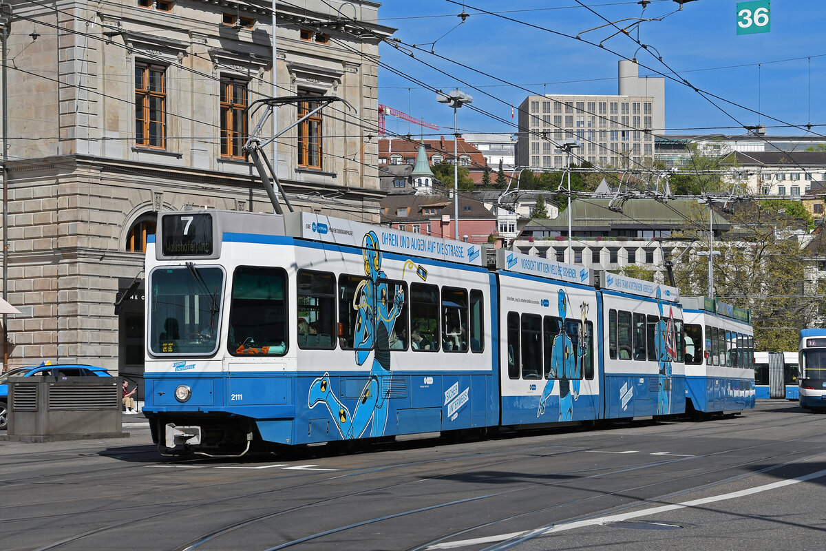 Doppeltraktion, mit dem Be 4/8 2111 und dem Be2/4 2434, auf der Linie 7, fährt am 12.04.2024 zur Haltestelle beim Bahnhofplatz.