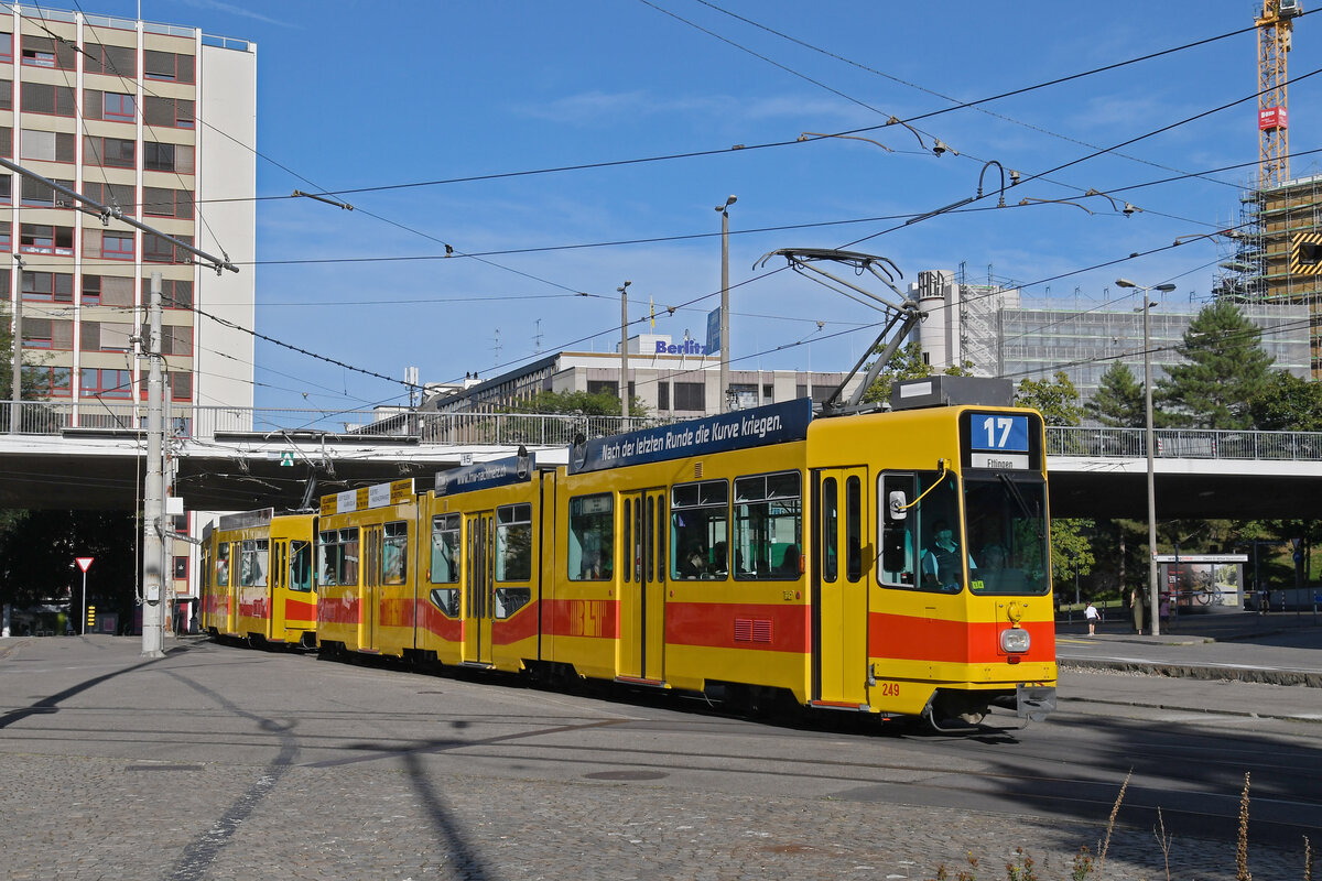 Doppeltraktion, mit dem Be 4/8 249 und dem Be 4/6 227, auf der Linie 17, fährt am 07.09.2024 zur Haltestelle ZOO Basel.