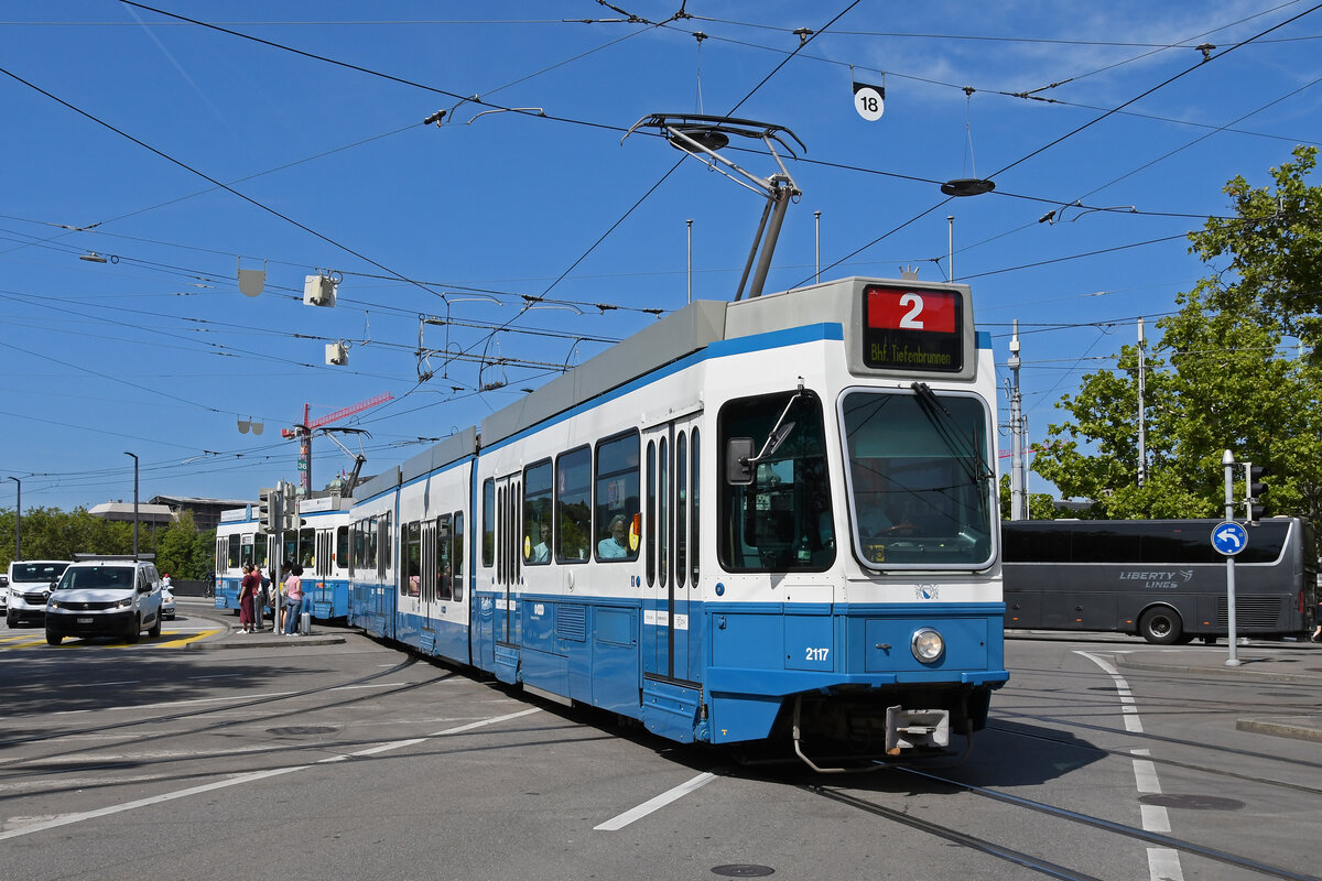 Doppeltraktion, mit dem Be 4/8 2117 und dem Be 2/4 2416, auf der Linie 2, fährt am 22.08.2024 bei der Haltestelle Bellevue ein. Aufnahme Zürich.