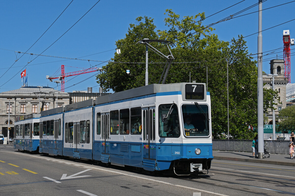 Doppeltraktion, mit dem Be 4/8 2102 und dem Be 2/4 2425, auf der Linie 7, �berquert am 24.07.2026 die Bahnhofbr�cke in Z�rich.