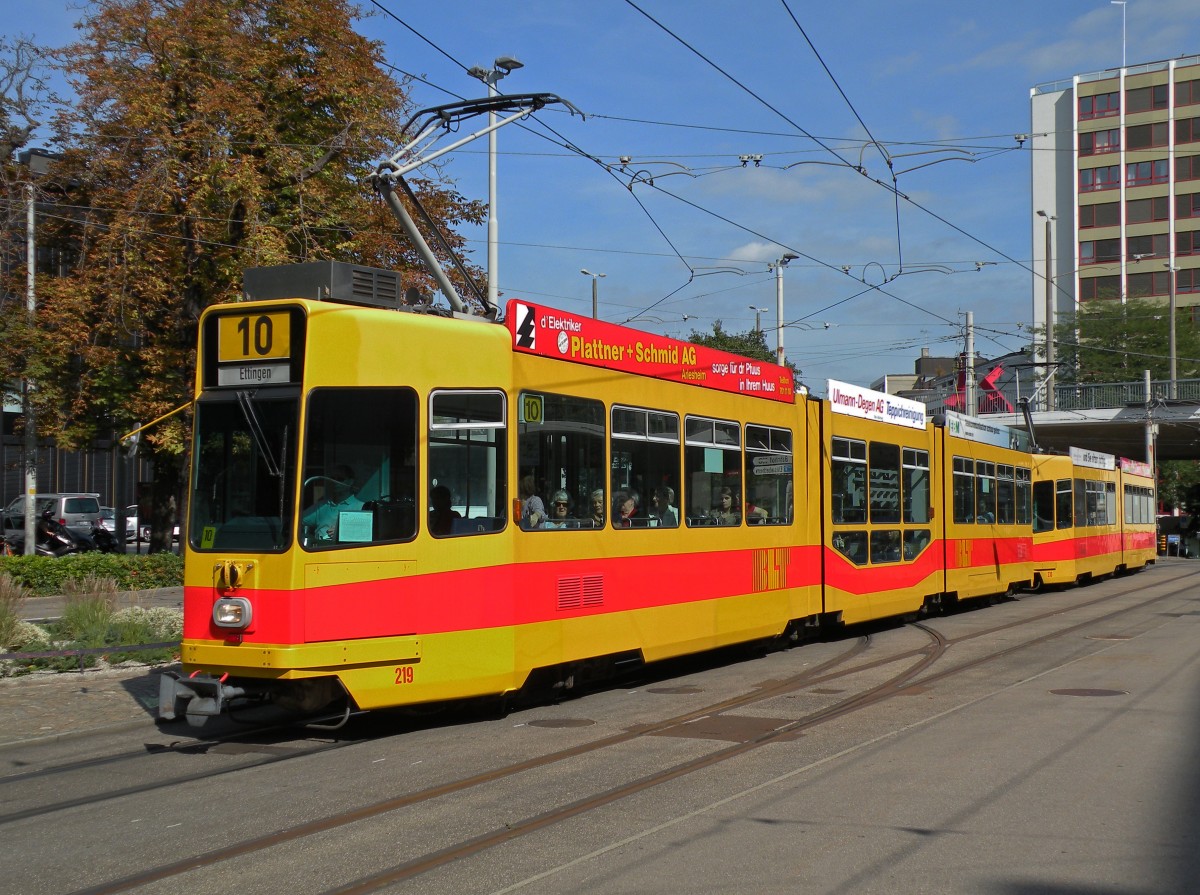 Doppeltraktion mit dem Be 4/8 219 und dem Be 4/6 230 auf der Linie 10 fahren Richtung Haltestelle Zoo. Die Aufnahme stammt vom 25.09.2013.