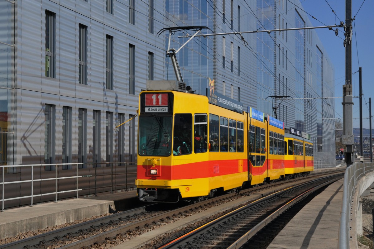 Doppeltraktion mit dem Be 4/8 259 an der Spitze auf der Lionie 11 bei der Haltestelle Peter Merian. Die Aufnahme stammt vom 20.02.2014.