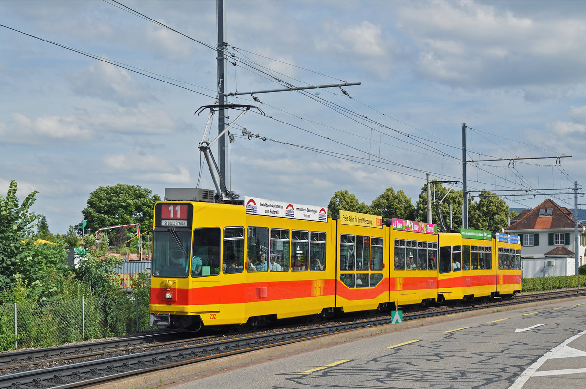 Doppeltraktion, mit dem Be 4/8 232 und dem Be 4/6 203, auf der Linie 11, fahren zur Haltestelle Münchensteinerstrasse. Die Aufnahme stammt vom 06.07.2016.