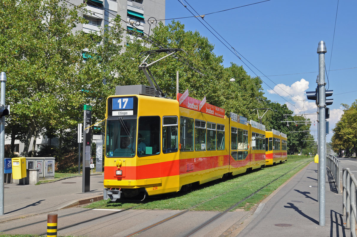 Doppeltraktion, mit dem Be 4/8 254 und dem Be 4/6 257, auf der Umgeleiteten Linie 17, bedient die Haltestelle Hirzbrunnen Claraspital. Die Aufnahme stammt vom 27.08.2016.