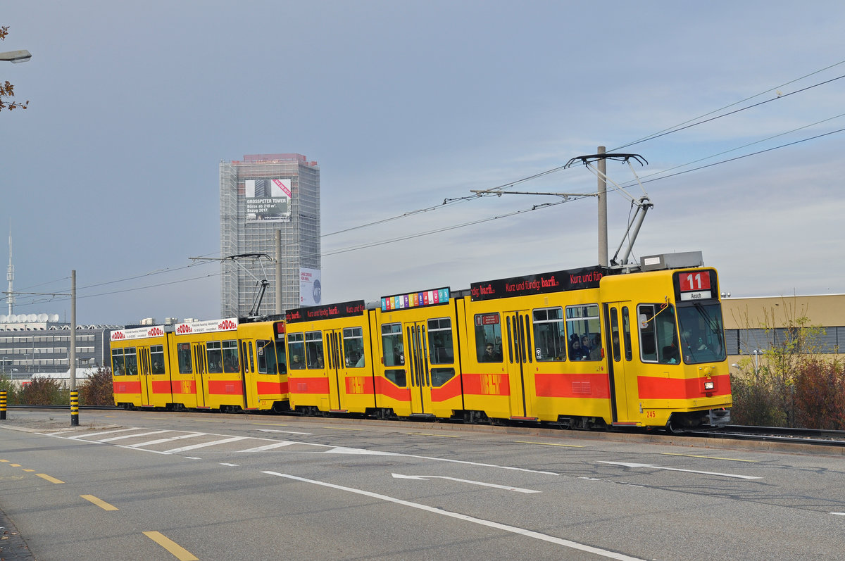 Doppeltraktion, mit dem Be 4/8 245 und dem Be 4/6 233, auf der Linie 11, fährt zur Haltestelle M-Parc. Die Aufnahme stammt vom 13.11.2016.
