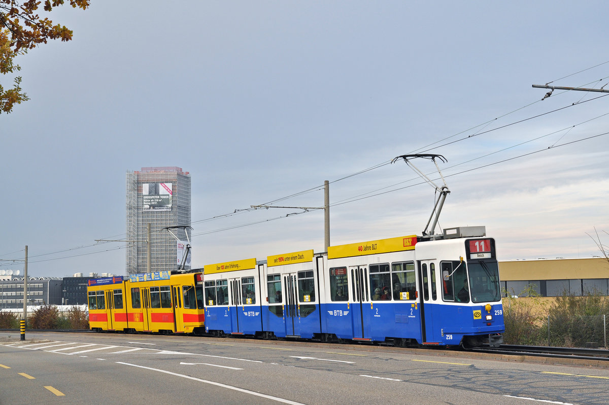 Doppeltraktion, mit dem Be 4/8 259 im BTB Look und dem Be 4/6 208, auf der Linie 11, fahren zur Haltestelle M-Parc. Die Aufnahme stammt vom 13.11.2016.