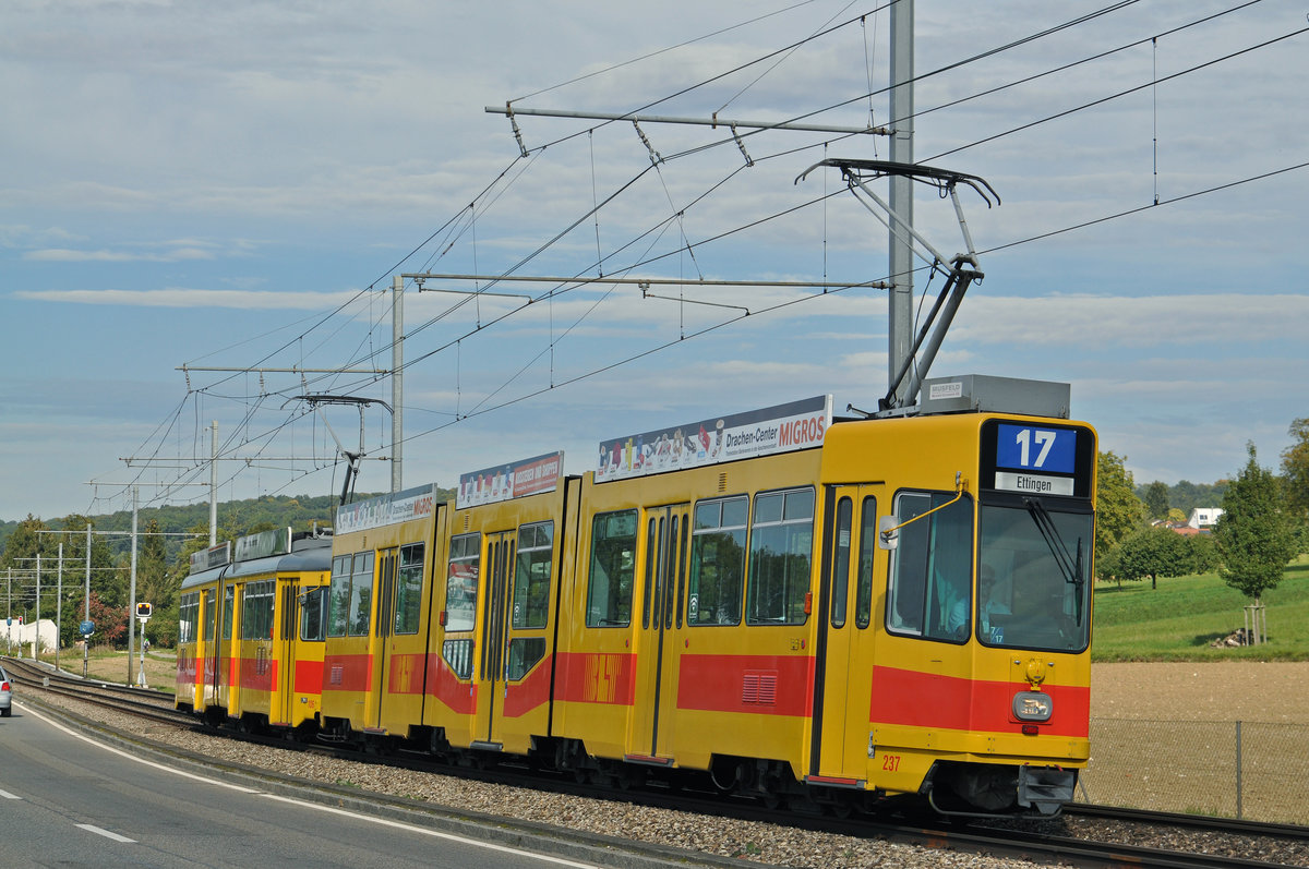 Doppeltraktion, mit dem Be 4/8 237 und dem Be 4/6 106, fahren zur Haltestelle der Linie 17 in Ettingen. Die Aufnahme stammt vom 03.10.2016.