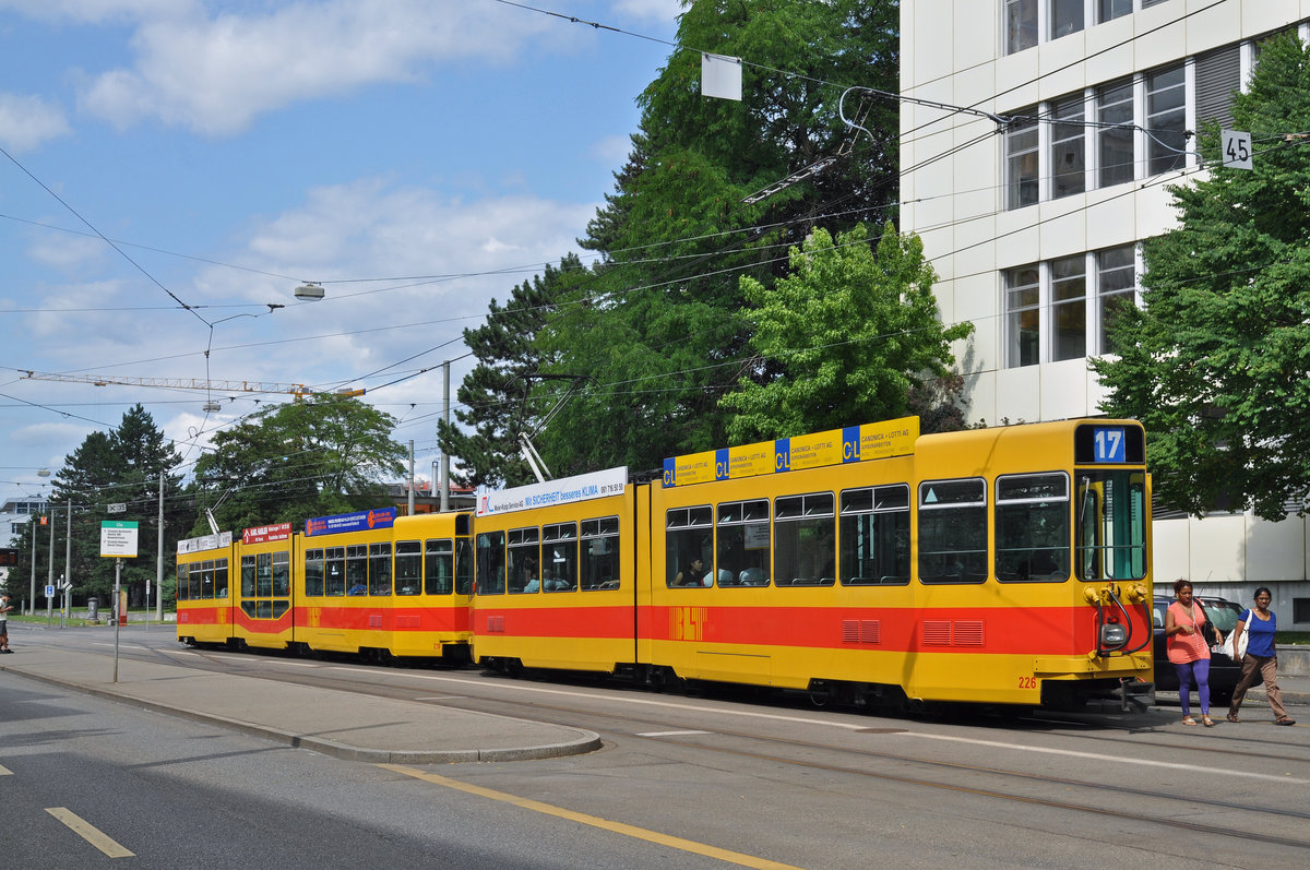 Doppeltraktion, mit dem Be 4/8 239 und dem Be 4/6 266, auf der Linie 17, bedient die Haltestelle CIBA. Die Aufnahme stammt vom 09.07.2015.
