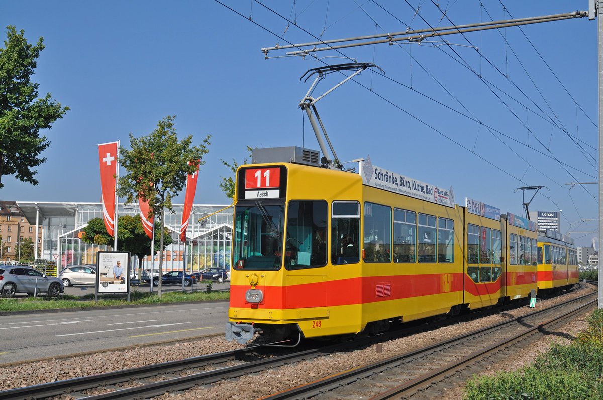 Doppeltraktion, mit dem Be 4/8 248 und dem Be 4/6 107, auf der Linie 11, fahren zur Haltestelle M-Parc. Die Aufnahme stammt vom 21.09.2015.