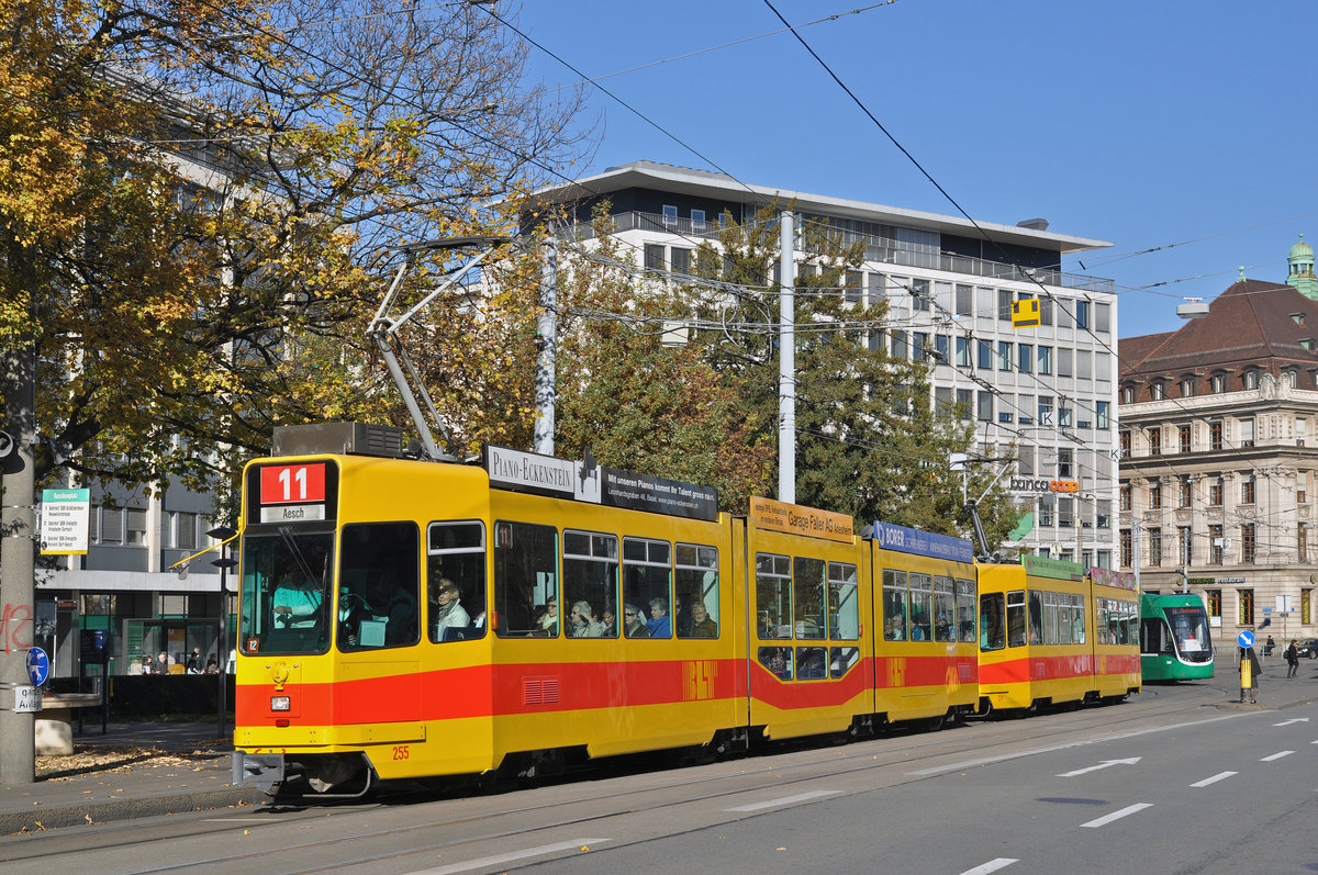 Doppeltraktion, mit dem Be 4/8 255 und dem Be 4/6 231, auf der Linie 11, bedienen die Haltestelle am Aeschenplatz. Die Aufnahme stammt vom 02.11.2015.