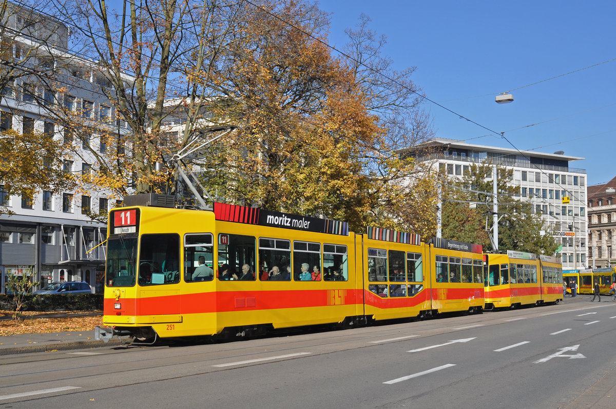 Doppeltraktion, mit dem Be 4/8 251 und dem Be 4/6 263, auf der Linie 11, bedienen die Haltestelle am Aeschenplatz. Die Aufnahme stammt vom 02.11.2015.