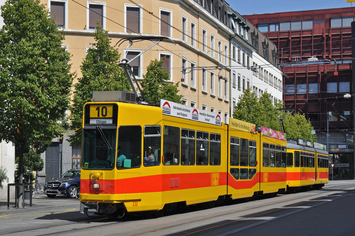 Doppeltraktion, mit dem Be 4/8 232 und dem Be 4/6 107, auf der Linie 10, fahren zur Haltestelle am Bahnhof SBB. Die Aufnahme stammt vom 11.07.2015.
